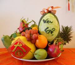 Mâm ngũ quả và hoa Tết